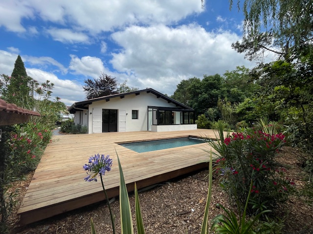 4-extérieur côté piscine-Villa T6 La Teste-de-Buch