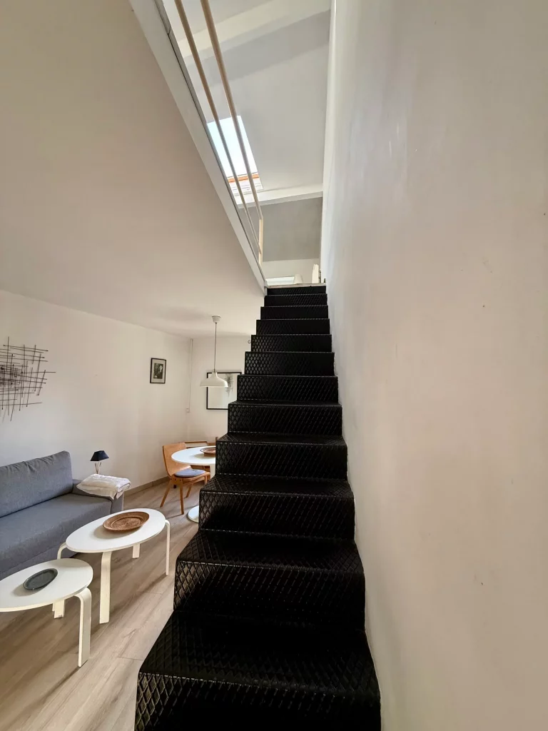 accès chambre escalier