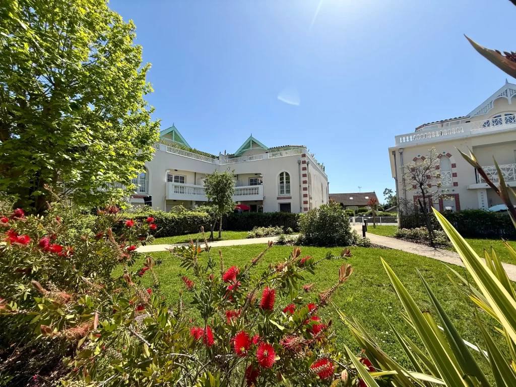 1-Extérieur immeuble depuis salle de sport-T2 avec jardin-33138 LANTON_1_1
