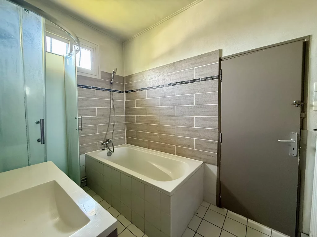 10-Salle de bains-douche-Maison 5 pièces-33380 MIOS_11
