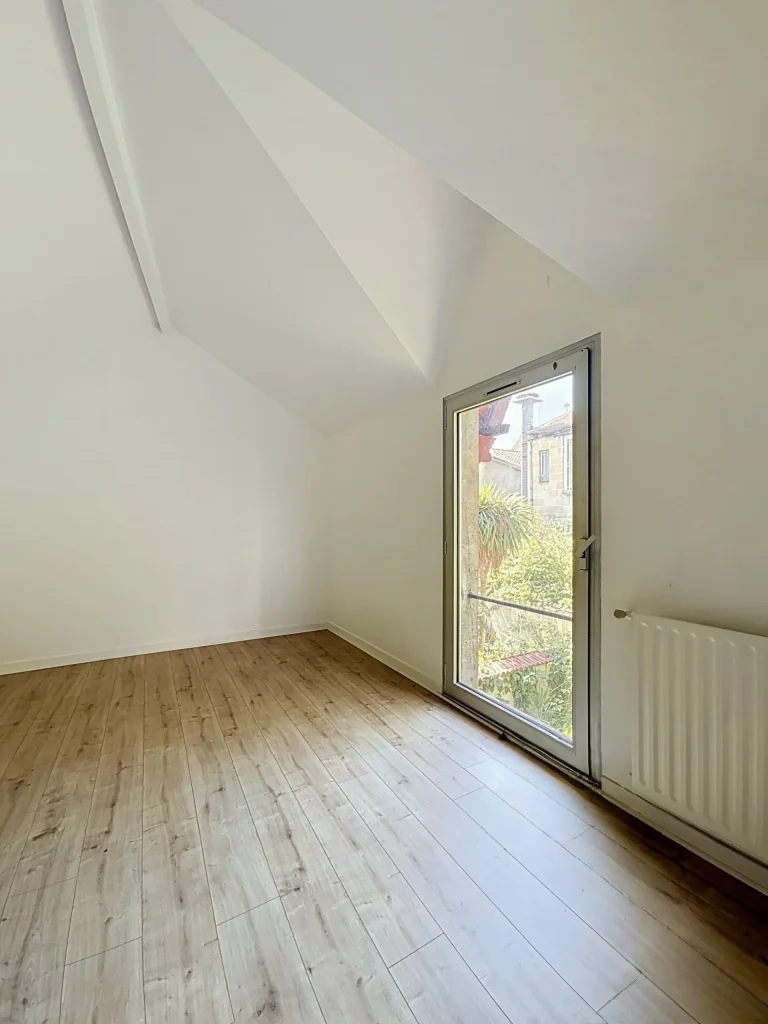 22-Dependance-chambre-etage-Maison-Bordeaux-Saint-Augustin